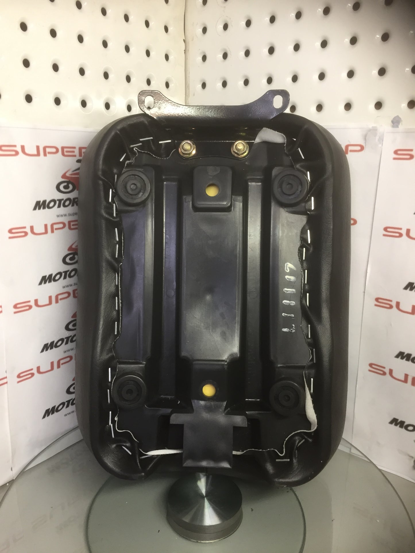 Laro Regal, Pillion seat, 2 bolt hole mount. image 1